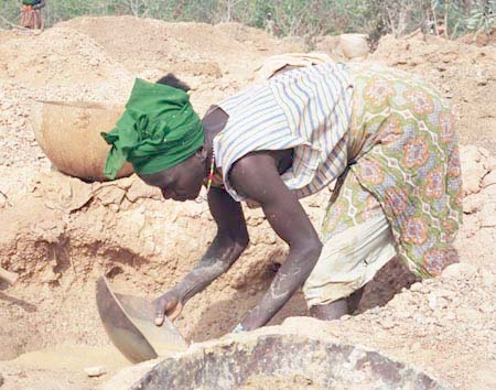 Dones en la mineria artesanal: l’origen ocult dels nostres dispositius